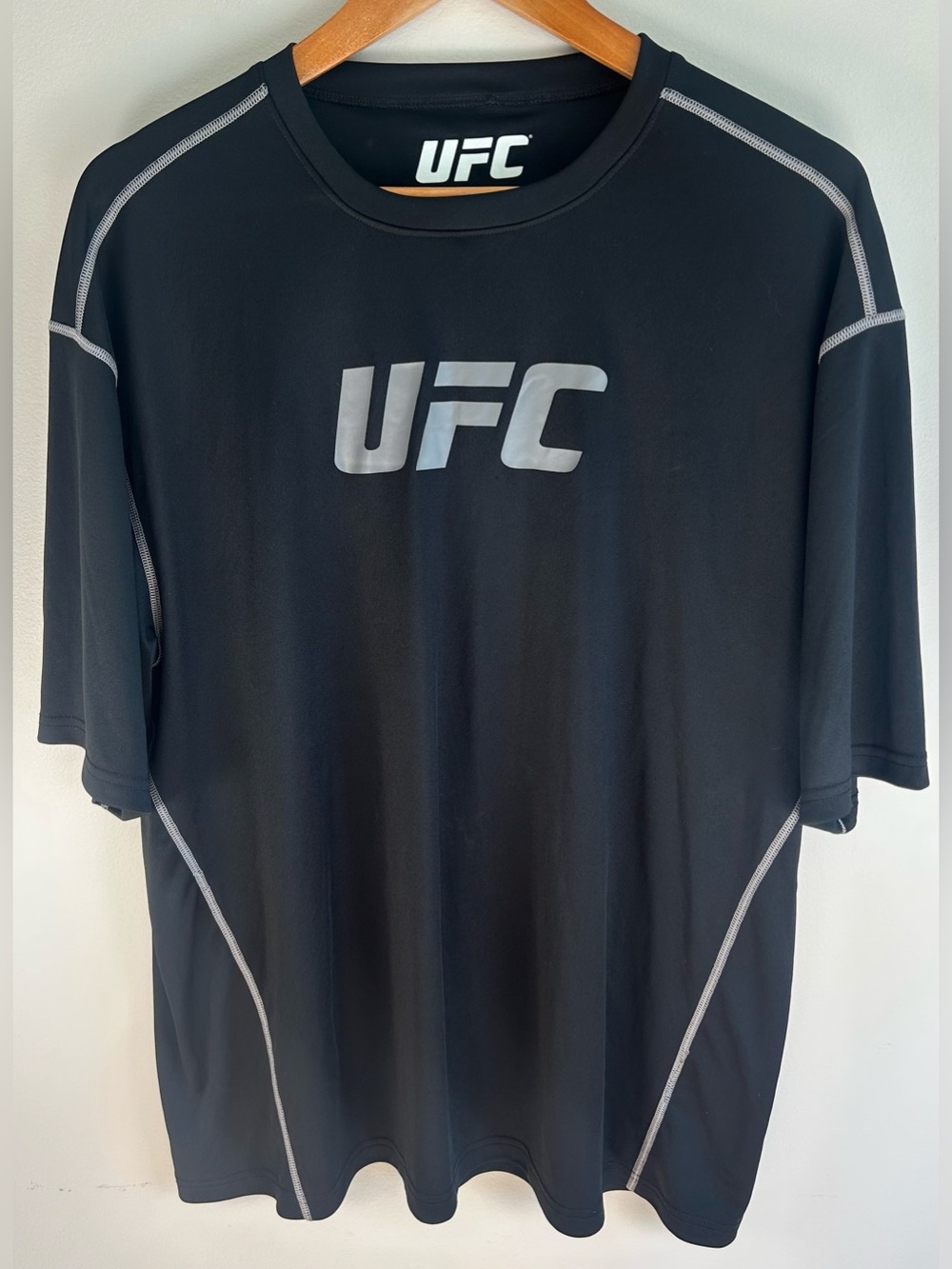 UFC Men’s Tension Muscle Fit Shirt Size XL Short Sleeve Black Stretch EUC